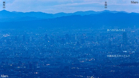 岩湧山から日没時の「あべのハルカス」、大阪長居スタジアムを望む 2013年9月