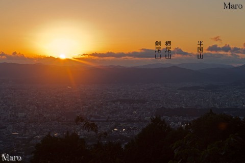 大文字山の山頂（三角点）から沈む夕日と夕暮れ時の京都を望む 2013年10月