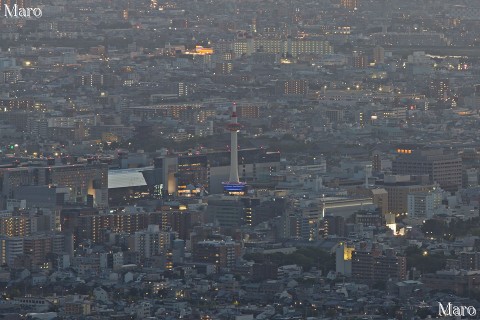 日没後 大文字山から点灯前の京都タワーを望む 2013年10月