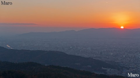 大文字山からポンポン山の向こうに沈む夕日を望む 2013年11月