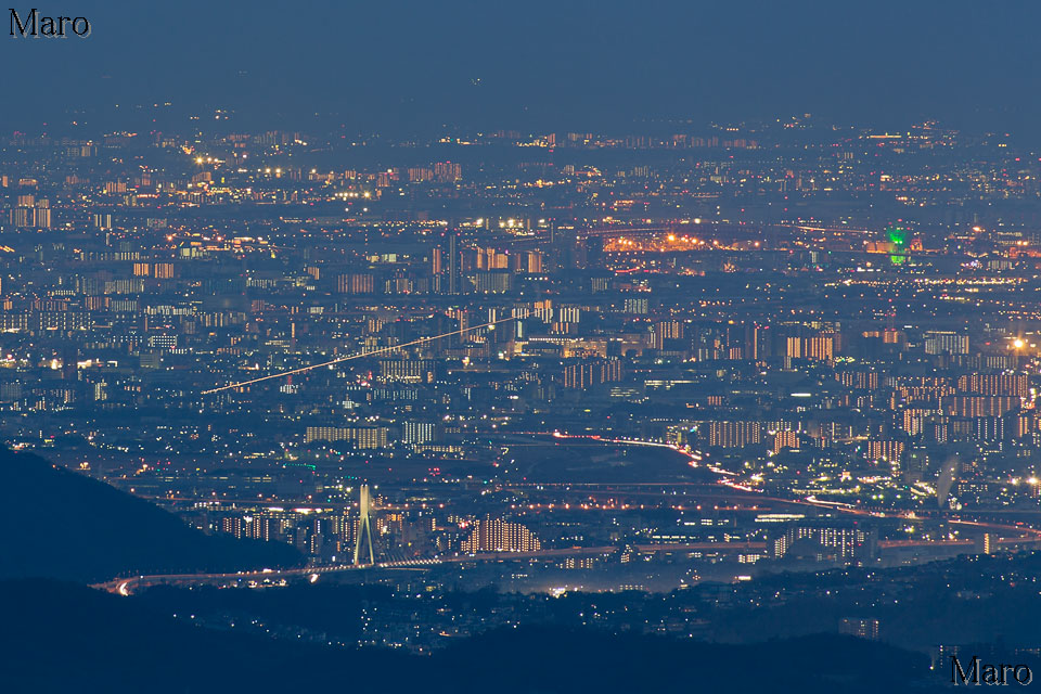 剣尾山から天保山大観覧車と大阪国際空港発の飛行機の光跡を望む 2013年12月