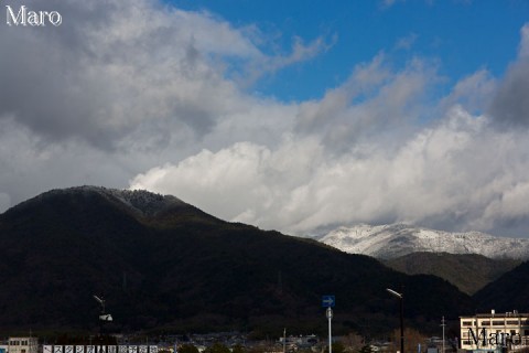 亀岡駅北口から雪雲に隠れる愛宕山を望む 2013年12月22日