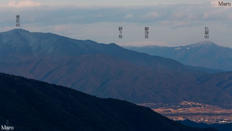 北摂山系 能勢の剣尾山から愛宕山と比叡山の合い間に鈴鹿の御池岳を遠望 2013年12月