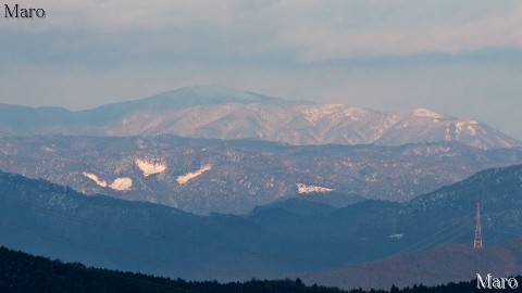 能勢の剣尾山から南比良の蓬莱山（びわ湖バレイ）を遠望 2013年12月