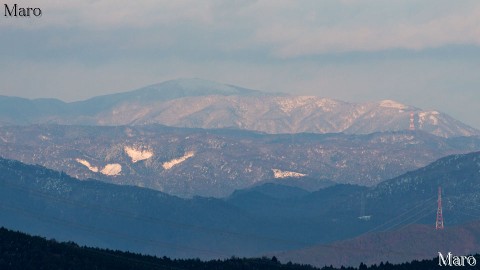 能勢の剣尾山から南比良の蓬莱山(びわ湖バレイ)を遠望 2013年12月 能勢の剣尾山から南比良の蓬莱山(びわ湖バレイ)を遠望 2013年12月