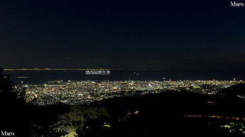 菊水山から眼下に神戸市、対岸に関西国際空港の夜景を望む 2013年12月
