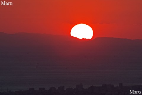 六甲・菊水山から愛媛・石鎚山脈に沈む夕日を望む 神戸市 2013年12月