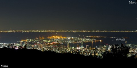 菊水山から神戸三宮、ポートアイランド、神戸空港方面の夜景を望む 2013年12月