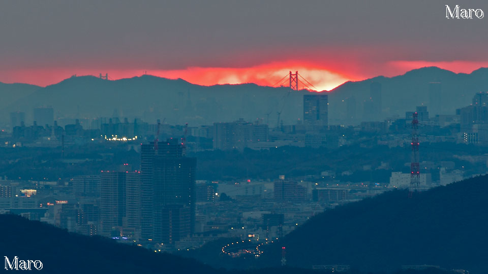 日野岳から明石海峡大橋主塔の向こうに沈む夕日を望む 京都市伏見区 2014年1月