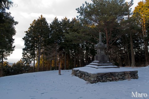 宝篋印塔が建つ空鉢峰（鷲峰山）の山頂 2014年2月