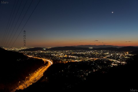 逢坂山から山科盆地の夜景と三日月を望む 滋賀県大津市 2014年3月