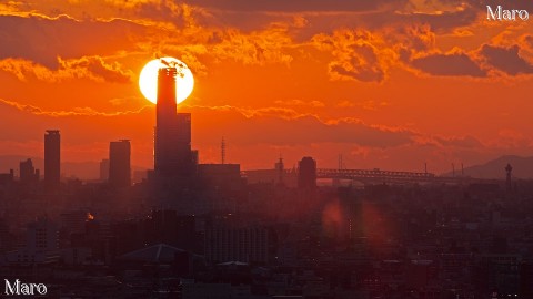 ダイヤモンド「あべのハルカス」、港大橋、明石海峡大橋の向こうに沈む夕日を望む