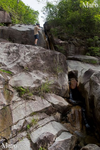 岩場をよじ登り、滝の上に立ったAさん 滋賀県 2014年6月