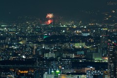 河内飯盛山から「宝塚観光花火大会」と北摂、大阪の夜景を望む 2014年8月