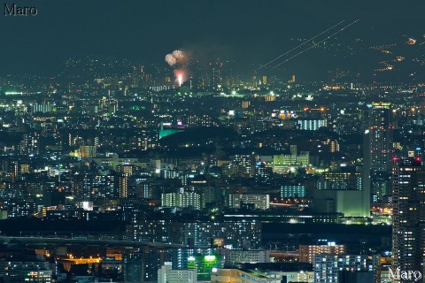 河内飯盛山の遠望夜景 宝塚観光花火大会と大阪国際空港から離陸する飛行機の光跡 2014年