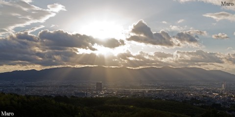 眩しい西日と京都西山に下りる「天使の梯子」を大岩山展望所から望む 2014年9月