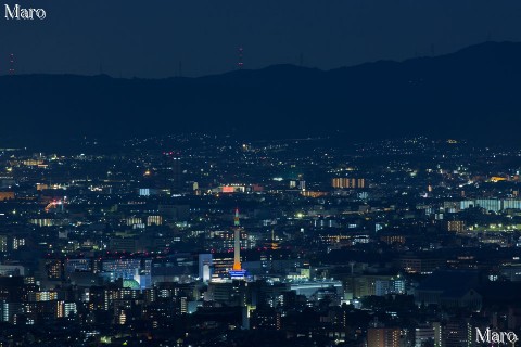 大文字山からオレンジ色にライトアップ直後の京都タワー、東寺五重塔を望む 2014年9月