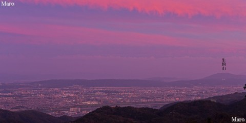 釈迦岳の展望台から主に北河内方面の夕景、交野山、生駒山を望む 2014年10月