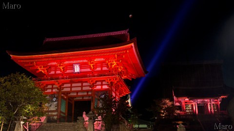 皆既月食と、ピンクライトに照らされた清水寺の仁王門、西門、観音慈光を望む 2014年10月8日20時