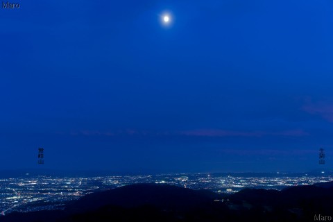 釈迦岳の展望台から京都南部、大阪北東部方面の夜景、お月さまを望む 2014年10月