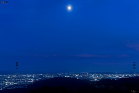 釈迦岳の展望台から京都南部、大阪北東部方面の夜景、お月さまを望む 2014年10月