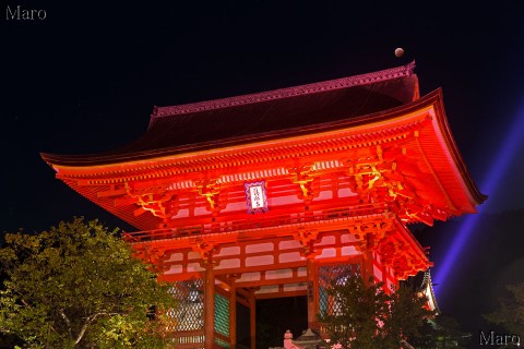 ライトアップされた清水寺の仁王門越しに皆既月食を望む ピンクリボン 2014年10月8日19時50分