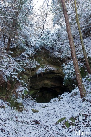 如意ヶ岳山頂の北東、雪積もる花崗岩洞窟（褐簾石鉱床） 大文字山