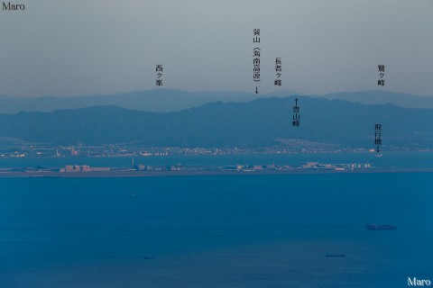 摩耶山から関西国際空港に着陸する飛行機、大阪湾の対岸に泉南を望む 2014年9月