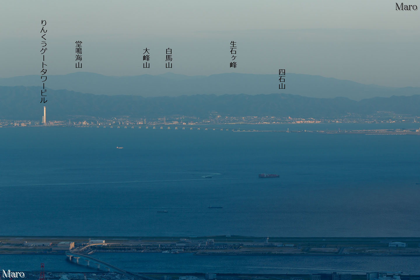 摩耶山の掬星台から「りんくうゲートタワービル」、関西国際空港連絡橋を望む 2014年9月
