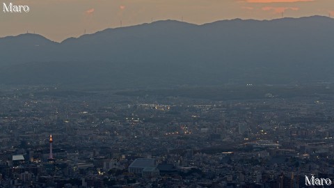 日没後の大文字山から紫色にライトアップされた京都タワーを望む 2014年11月