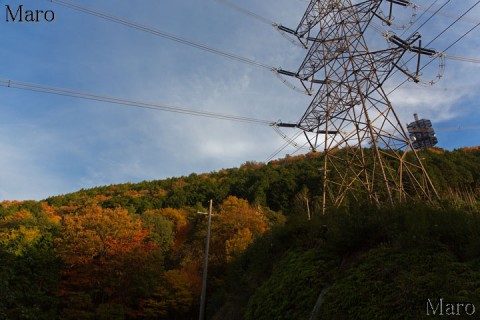 NTT音羽無線中継所と送電鉄塔、紅葉を望む 滋賀県大津市 2014年11月