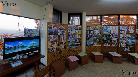 八幡山の展望資料館で催されていたTVアニメ「ヤマノススメ」2期の作品パネル展 2014年11月