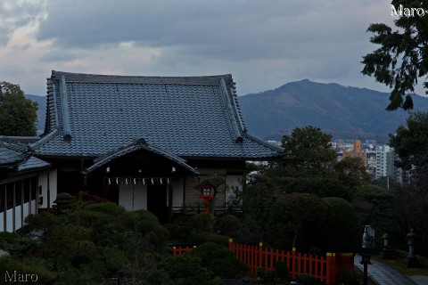 建勲神社の貴賓館越しに大文字山の「大」の字を望む 船岡山 2014年12月