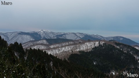 峰床山の展望地から冠雪した蓬莱山を望む 京都北山 2014年12月