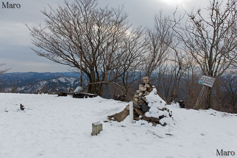 積雪する峰床山の山頂 京都北山 京都府京都市左京区 2014年12月
