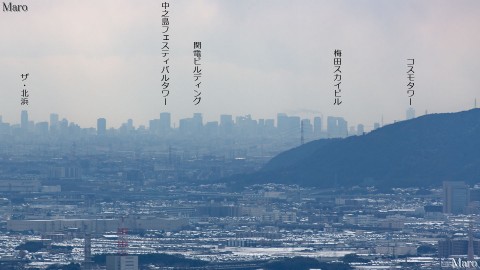 雪積もる大文字山の火床から梅田スカイビル、コスモタワーを望む 2015年1月