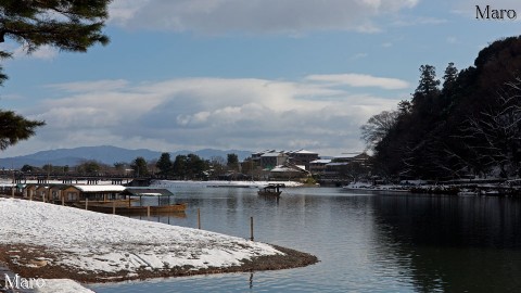 桂川（大堰川）の上流、左岸から雪積もる嵐山、渡月橋、屋形船を望む 2015年1月