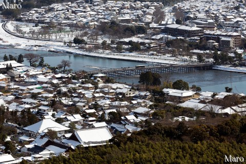 嵯峨嵐山 小倉山から雪積もる渡月橋、桂川（大堰川）を望む 京都市右京区 2015年1月