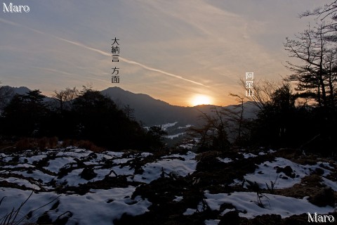 雪が残る烏ヶ嶽から大納言、阿星山の向こうに沈む夕日と西ほうそ山を望む 滋賀県湖南市 2015年1月