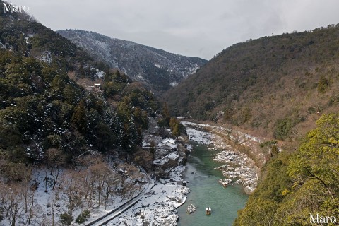 亀山の展望台から雪積もる保津川、大悲閣を望む 京都市右京区 2015年1月