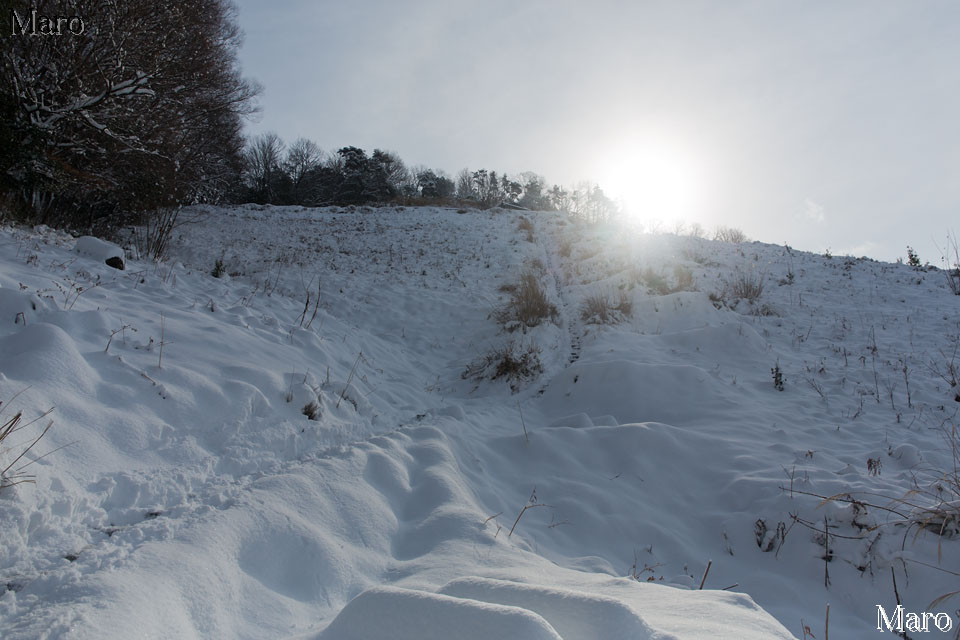 大文字山の火床、雪積もる「左はらい」から日の出と弘法大師堂を望む 2015年1月