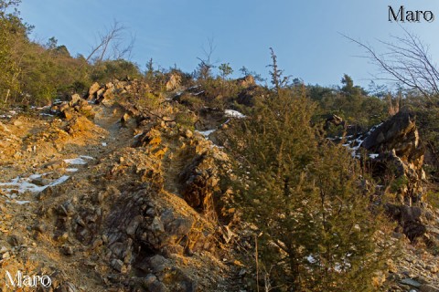 烏ヶ嶽の南西面の崩落地、巨岩を下の堰堤から見上げる 滋賀県湖南市 2015年1月