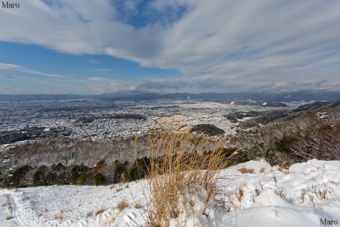 大文字山の火床から真っ白に雪化粧した京都、岩倉盆地を望む 京都市左京区 2015年1月2日