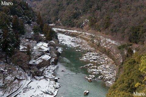 亀山公園の展望台から眼下に保津川、屋根に雪が積もる屋形船を望む 2015年1月