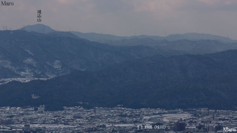 雪積もる大文字山の山頂から桂川に架かる上野橋、遠くに豊能富士を望む 2015年1月