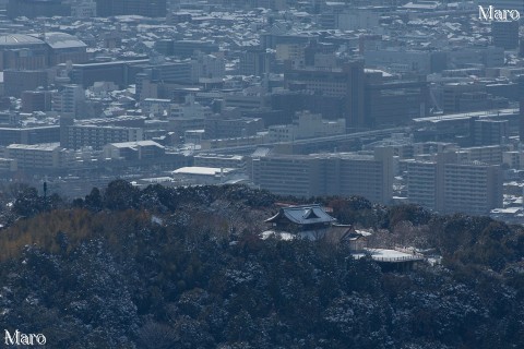 大文字山の山頂から雪積もる大護摩堂「青龍殿」（将軍塚大日堂）を望む 2015年1月