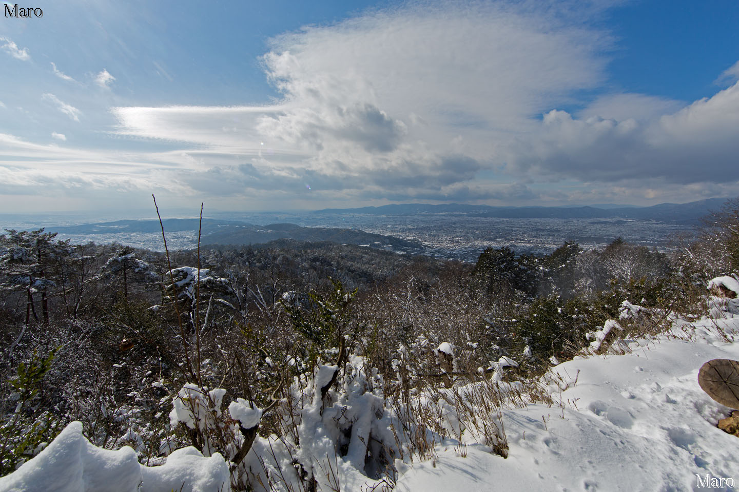 大文字山の山頂（三角点）から京都盆地、山科盆地の雪景色を望む 2015年1月