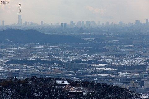 雪積もる大文字山の火床から「あべのハルカス」、大護摩堂「青龍殿」を望む 2015年1月