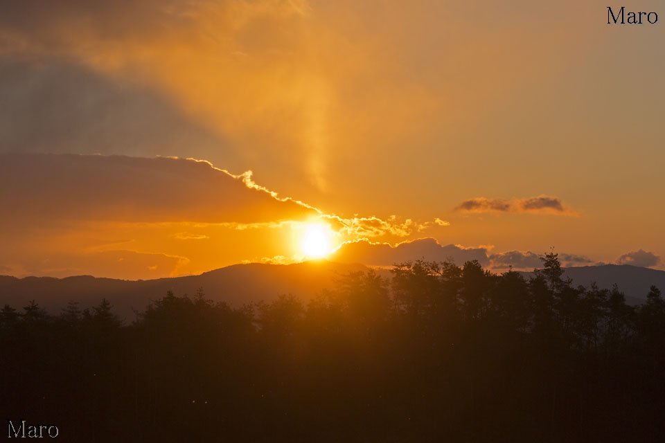 大文字山の向こうから昇る初日の出を釈迦谷山で望む 京都府京都市北区 2015年1月1日