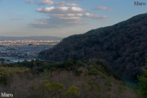 嵐山の山間、保津川の峡谷を小倉山ハイキングコースから望む 2014年3月